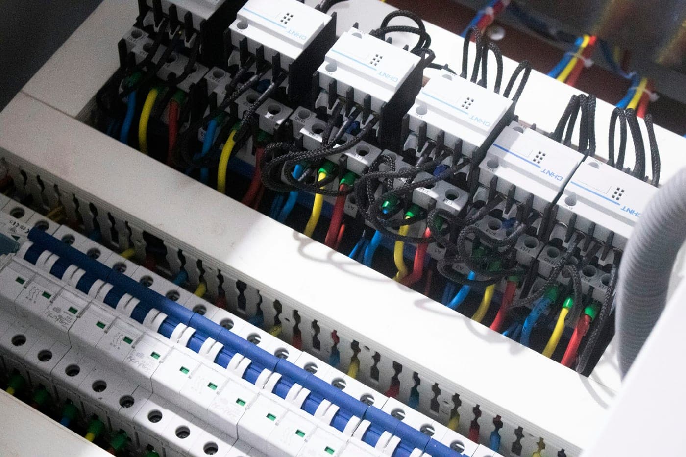 Elektrische verdeelkast met automaten en bekabeling
